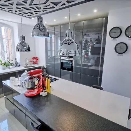 Standing 5 Pieces Centre Апартаменты *